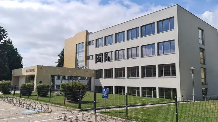 Zu sehen ist eine Volksschule