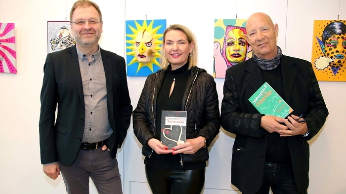 Am vergangenen Freitag stand das Gemeindezentrum von Söding-St. Johann ganz im Zeichen des Mottos „Steirerkrimi trifft Pop Art“. Gestartet wurde der Abend mit einem ORF-Portrait vom Filmproduzenten Oliver Pink (links). Danach las die erfolgreiche Autorin Claudia Rossbacher aus ihrem Krimi „Steirerwahn“. Da ging es um den gewaltsamen Tod eines Obstbauern, der den angeblich besten Apfelschnaps der Welt herstellte. Seinen Ausklang fand der ereignisreiche Abend mit einer Vernissage von Hannes Rossbacher unter dem Titel „Pop Art Selfies“, für die der Künstler eine Serie von beeindruckenden Masken produzierte.  