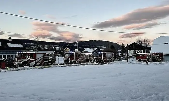Zahlreiche Feuerwehren standen beim Wohnhausbrand im Einsatz