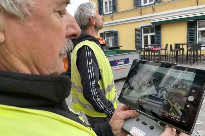 Mittels Drohne verschafft sich Storchenvater Helmut Rosenthaler einen ersten Überblick über den Horst.