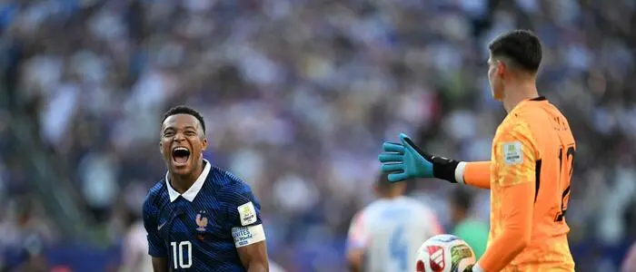 Auslöser des Eklats: Kylian Mbappé jubelt vor Paraguays Torhüter Orlando Gill