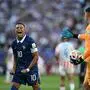 Auslöser des Eklats: Kylian Mbappé jubelt vor Paraguays Torhüter Orlando Gill 