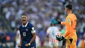 Auslöser des Eklats: Kylian Mbappé jubelt vor Paraguays Torhüter Orlando Gill 