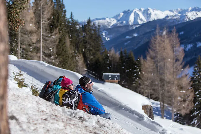 Kartitsch. Wer in einem der zertifizierten Winterwander-Betriebe übernachtet, kann Rucksack, Wanderstöcke und Sitzunterlagen getrost zu Hause lassen, da die Wander-Ausrüstung gestellt wird. Darüber hinaus freuen sich Winterwanderer über geführte Touren und kostenlose Busangebote.