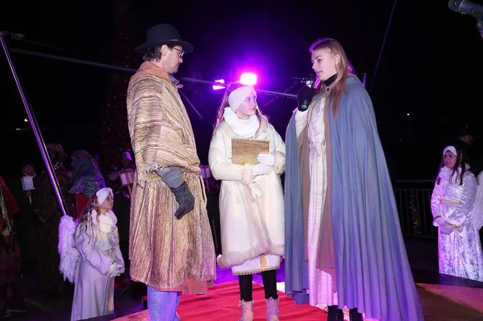 Bauernadvent auf den Drauterrassen, Ankunft des Christkinds mit dem Schiff, es bringt das Friedenslicht, danach festlicher Umzug