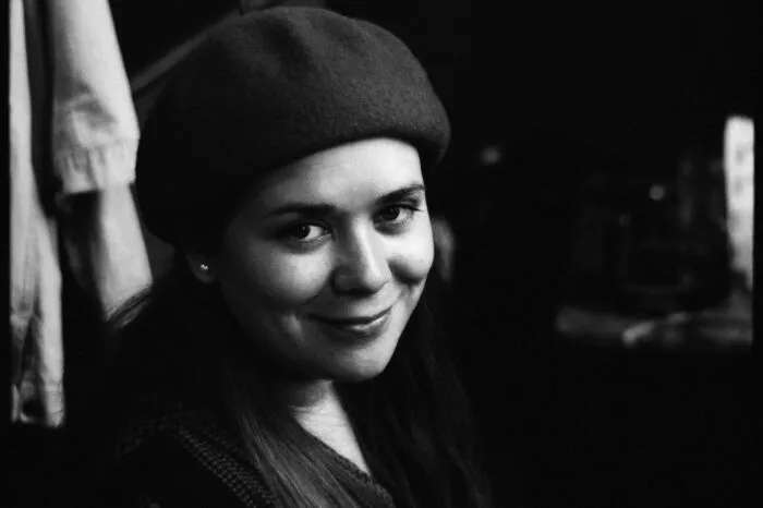 Schätzt auch grindigere Beislkultur: Autorin und Social-Media-Queen Stefanie Sargnagel, hier fotografiert im Cafe Weidinger.