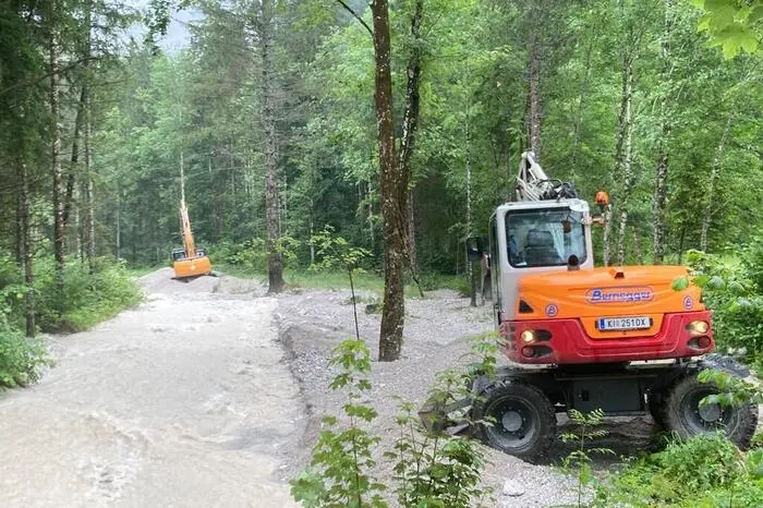 Im Ortsteil Hall bei Admont beseitigen Bagger am Sonntag rechtzeitig vor weiteren Regenfällen Verklausungen