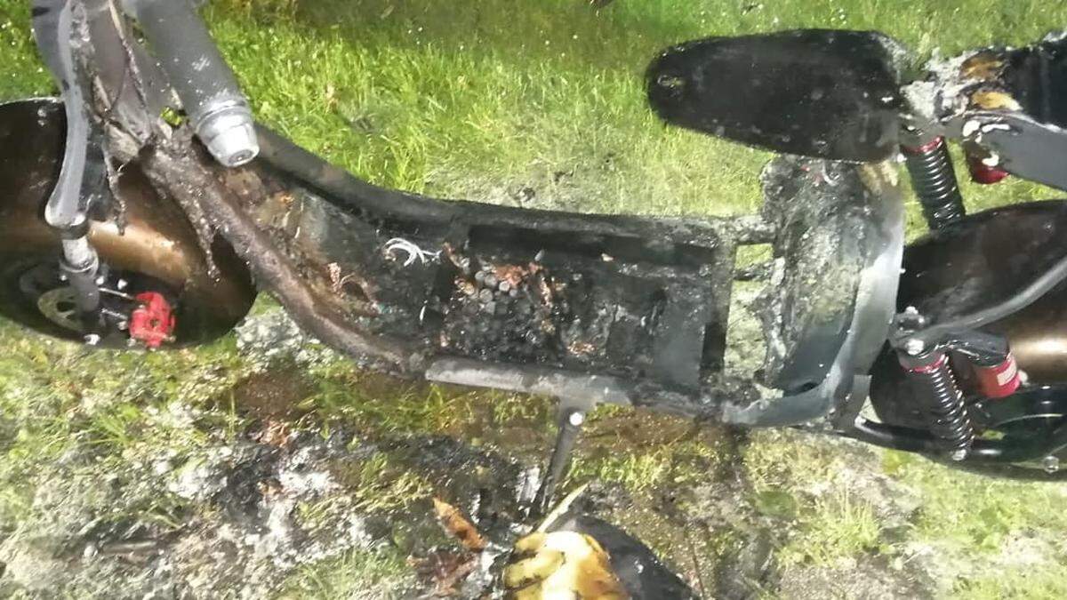 Der E-Scooter brannte komplett aus