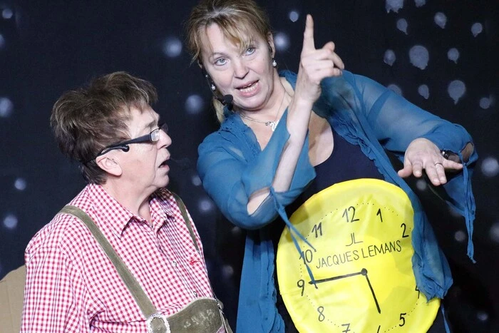 Rosi Pirker und Martina Piskernik im Wachsfigurenkabinet von Madame Boehm.