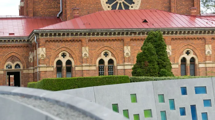 Starkes architektonisches Ensemble: Dieser Urnenpark befindet sich an einem zentralen Punkt an der historischen Achse des Ensembles am Zentralfriedhof  – unmittelbar hinter der Kirche und der Aufbahrungshalle.