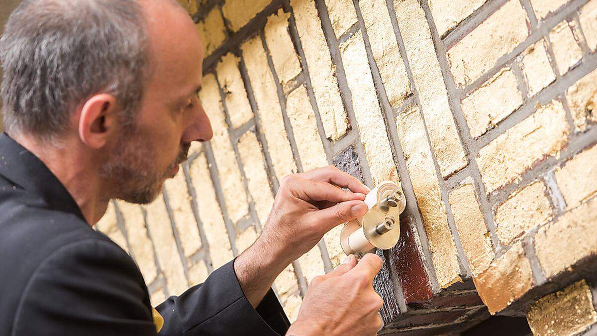 Künstler Boran Burchhardt bei der Arbeit 