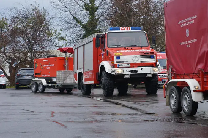 Mehr als 700 Feuerwehrkräfte aus den Bereichsfeuerwehrverbänden Feldbach, Radkersburg, Weiz und Fürstenfeld nehmen an der Übung in Feldbach (Bezirk Südoststeiermark) teil.