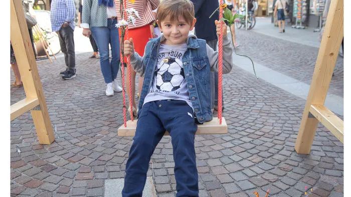 Sie waren beim Geburtstasfest in Lienz dabei und haben sich auf der Kleine Zeitung-Schaukel fotografieren lassen? Holen Sie sich Ihre persönliche Titelseite. Wie? Untenstehende Fotoserien anklicken, Foto suchen, "Dieses Foto herunterladen" anklicken und herunterladen.