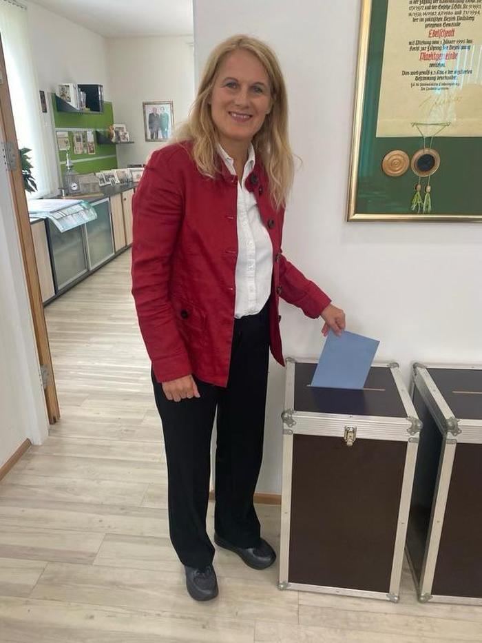 Die neue MEP Elisabeth Grossmann bei der Stimmabgabe
