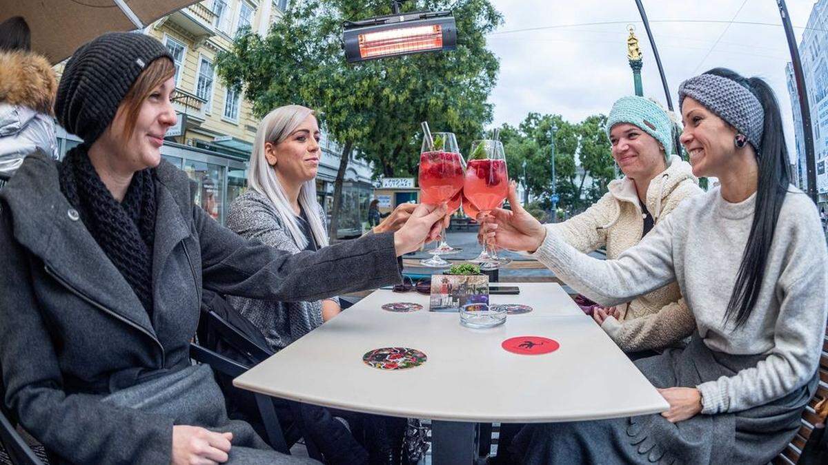 Für immer? Anstoßen unterm Heizstrahler