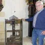 Hubert Rosegger zeigt den neuen Ambo des Künstlers Franz Krammer