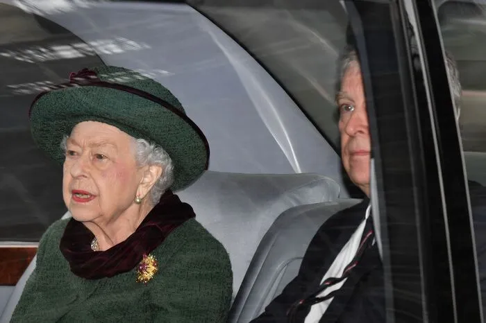 Die Queen wurde gemeinsam mit Prinz Andrew mit einem Auto von Windsor nach London gefahren. Es ist der erste Auftritt des 62-Jährigen seit einem wohl millionenschweren Vergleich mit Klägerin Virginia Giuffre Mitte Februar in einem Verfahren um sexuellen Missbrauch.