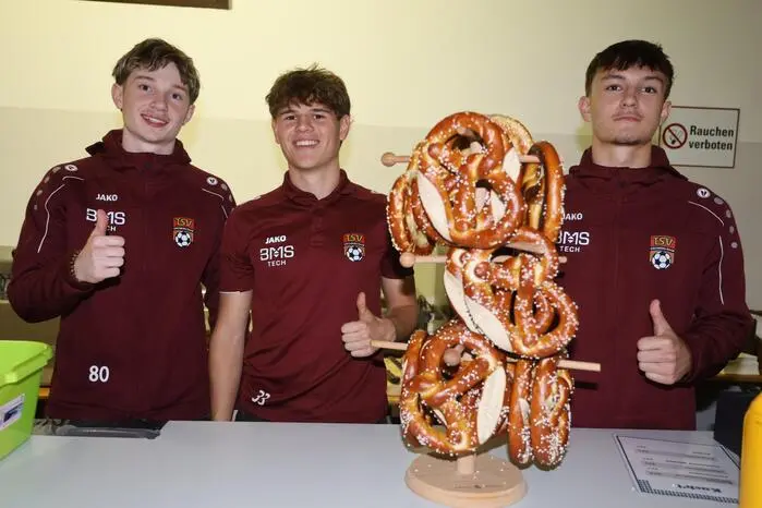 Mit dem Bieranstich setzte auch das Weißwurstessen mit übergroßen Brezen ein. 
