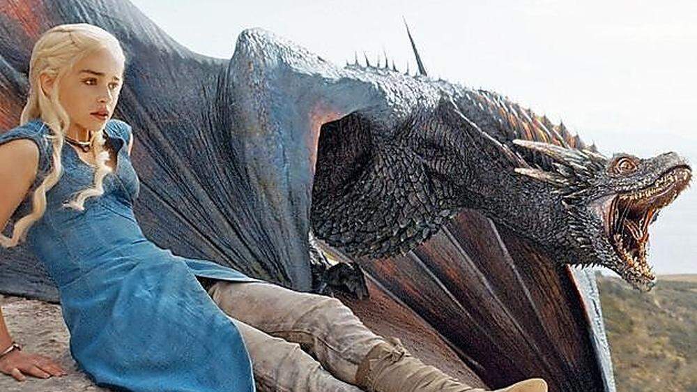 Daenerys (Emilia Clarke) mit einem Drachen. Ob sie im Teil fünf noch dabei ist?