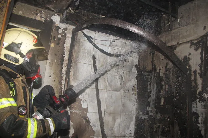 Ein Versuch, das Feuer selber zu löschen, scheiterte. Die Grazer Berufsfeuerwehr rückte mit 23 Mann an.