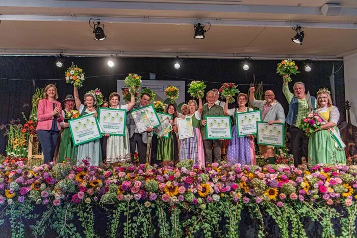 Die Gewinner in der Kategorie Beherbergung und Bewirtung: Fünf Floras gingen an: Pension Luisenheim GmbH, Familien Raith u. Egger, LaßnitzhöheBuschenschank &amp; Weingut Grabin, Frau Annemarie Grabin, Sankt Veit in der Südsteiermark Panoramahotel Gürtl, Familie Marion u. Peter Gürtl, HausNatur- und Wellnesshotel Höflehner, Frau Gerti Höflehner, HausBiobauernhof Michlbauer, Frau Hermine Holzer, Neuberg an der MürzWeingut Klug-Voltl, Frau Gabriele Klug, Sankt Stefan ob StainzBuschenschank Pichler-Schober vlg. Hos’n, Frau Sabine Pichler, Sankt Nikolai im Sausal