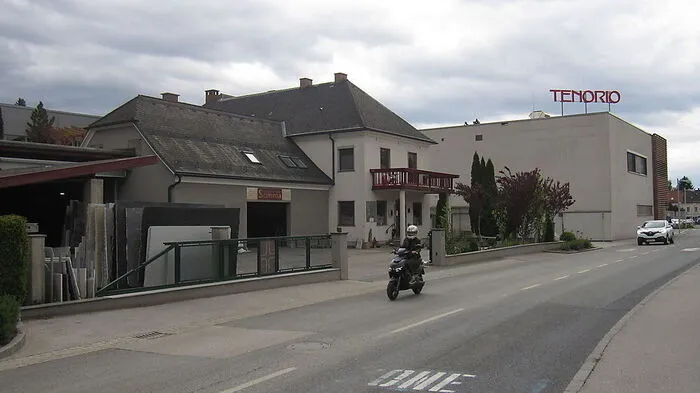 Das „Tenorio“ erhält nordseitig einen Zubau. Dafür wurde das Areal des Steinmetz-Betriebes Somma gekauft. Firmengebäude und Wohnhaus (links im Bild) werden demnächst abgerissen
