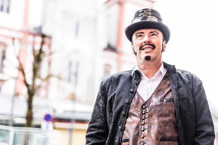 Dieser Beitrag zeigt das Narrentreiben am Faschingsonntag in Mariazell. Eine Gruppe um Wolfgang und Claudia Höhn, Thomas Bröderbauer und vielen Helfern hat sich zum Ziel gesetzt, den Mariazeller Faschingsumzug wieder aufleben zu lassen.
