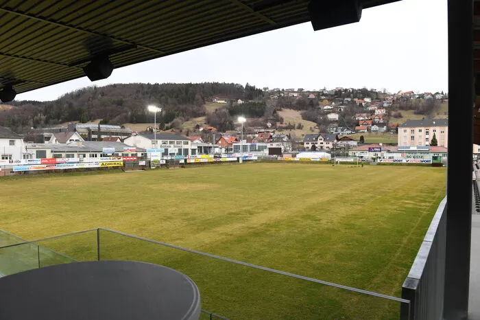 Der Blick aus dem VIP-Klub im ersten Stock auf das Stadion.