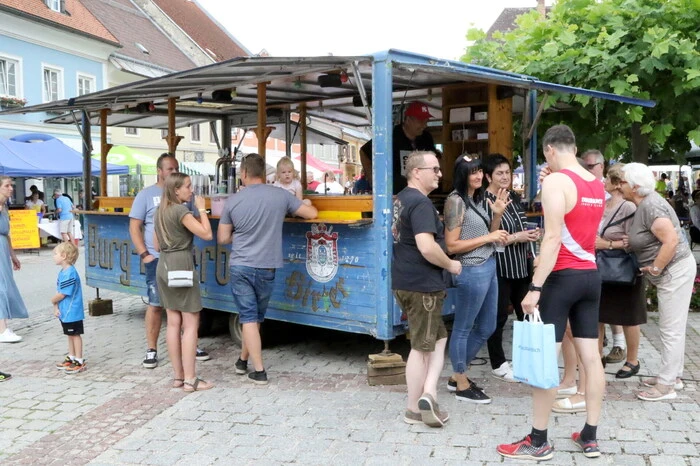 Fest abgefeiert hatten unter anderen Landeshauptmann-Stellvertreterin Beate Prettner, Bürgermeister Franz Pirolt, Speckkaiser Stefan Seiser, Unternehmer Johann Selinger, Motorradexperte Guido Hafner sowie Trafikant Wolfgang Eberdorfer.