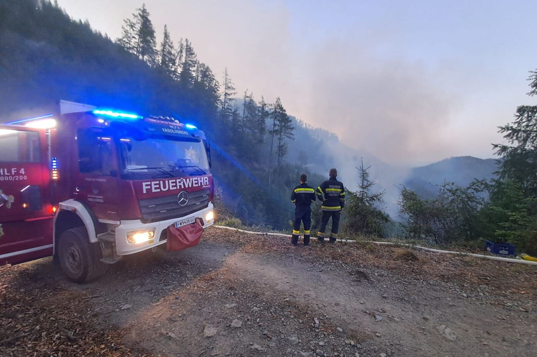 Brand in Eisbach-Rein: Lage weiter verschärft, 400 Feuerwehrleute im Einsatz