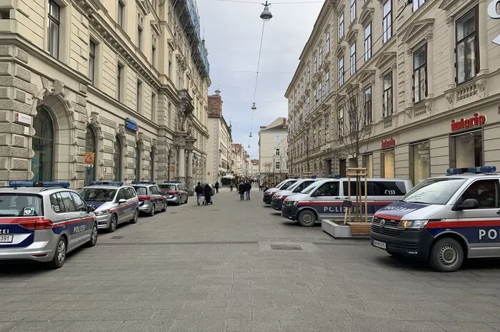 In der Schmiedgasse stand ein Großaufgebot an Polizisten in Bereitschaft.