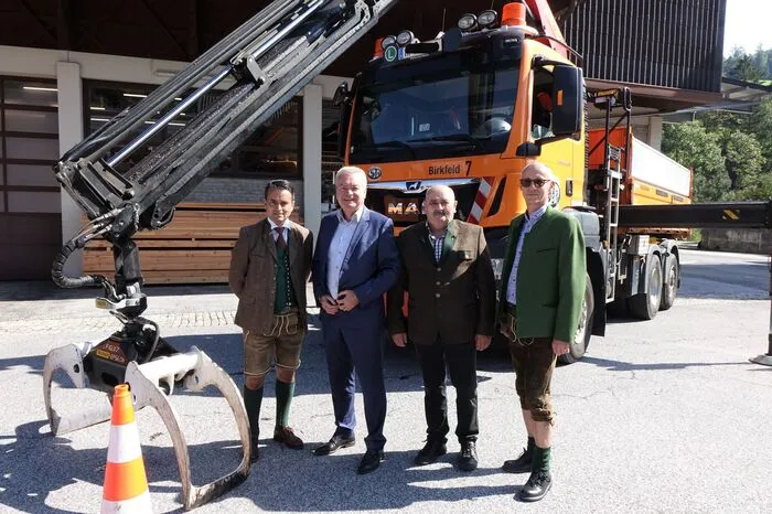 Der Fachabteilungsleiter des Straßenerhaltungsdiensts Franz Zenz, Vize-Landeshauptmann Anton Lang, Straßenmeister Karl Kothgasser und Regionalleiter Christian Scheuer begrüßten zahlreiche Bürgermeisterinnen und Bürgermeister sowie Vertreter der Straßenmeisterei, der Feuerwehr, Polizei und Rettung.