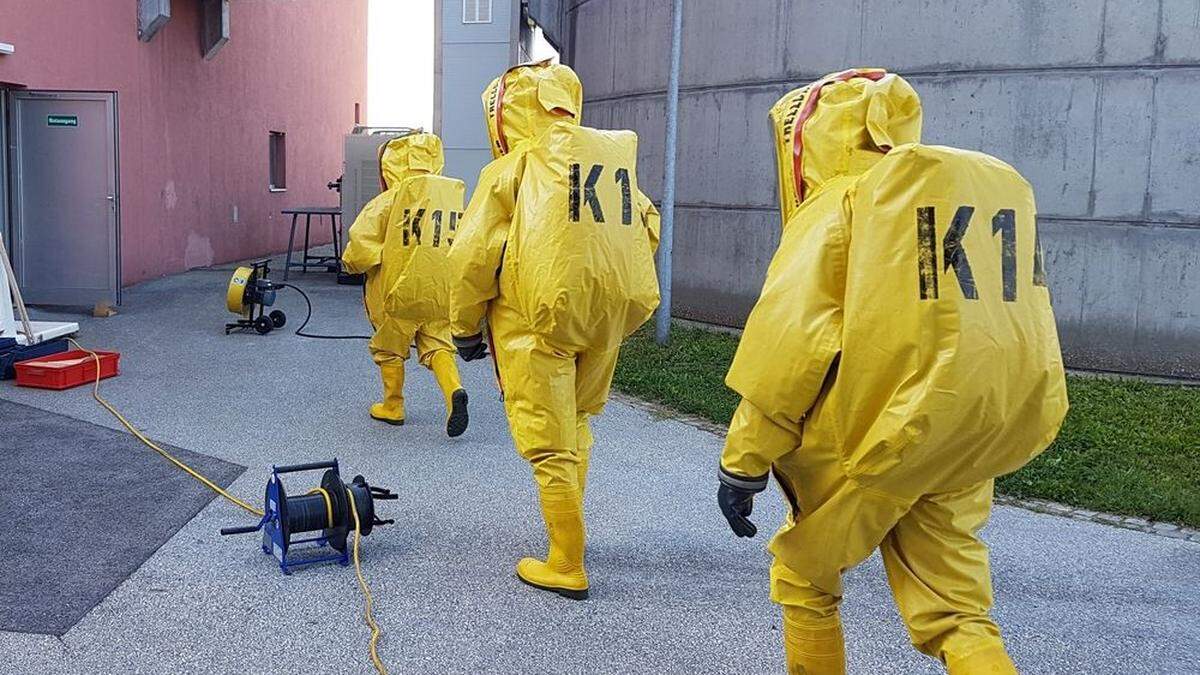 In Chemieschutzbekleidung musste die Hauptfeuerwache Villach ausrücken