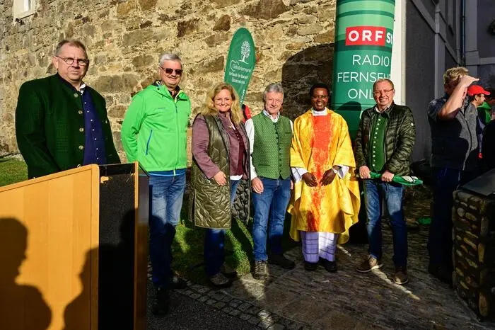 Nach der Messfeier eröffnete Bürgermeister Josef Pfeifer am Kirchplatz den traditionellen Wandertag.