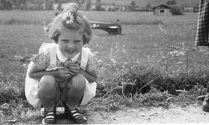 Aus dem Familienalbum: vor dem Flugfeld in Radstadt, im Hintergrund ein verunfalltes Flugzeug