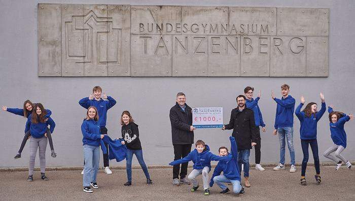 Das Bundesgymnasium Tanzenberg konnte eine Spende an "Kärntner in Not" überreichen