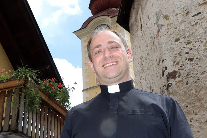 Auch der beliebte Tarviser Pfarrer Don Alan Iacoponsi, er ist für 27 Kirchen im Kanaltal zuständig - freut sich über das Ende des Lockdown.