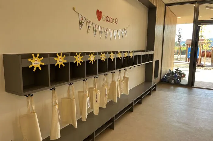 Einer der Garderobenbereiche der Kinderkrippe.