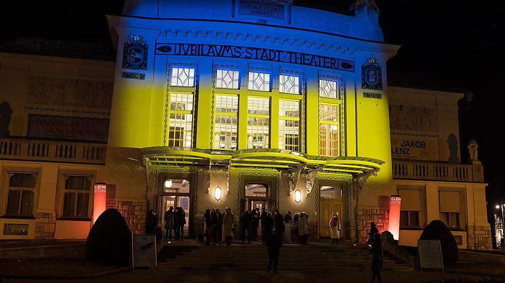 Das Stadttheater in den Farben der Ukraine.