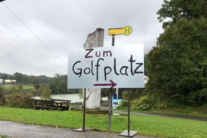 Schmied Werner Brunner hatte zum Golfturnier auf die Mülldeponie in Schüttbach geladen.