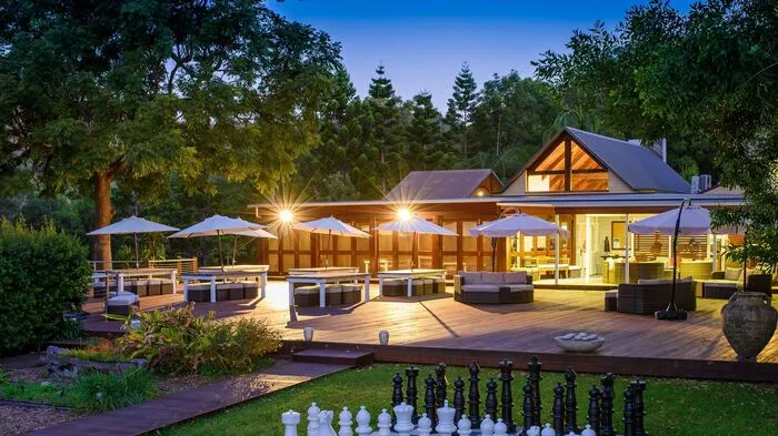 Hugh Jackman: Gwinganna Health Retreat.Der "Wolverine"-Darsteller ist ein echter Naturliebhaber. Als er einige Wochen im Gwinganna Health Retreat an der australischen Gold Coast verbrachte, um für "Wolverine" in Form zu kommen, blieb er länger als geplant. Bei einer so atemberaubenden Kulisse auch kein Wunder! Ganze zwei Monate verbrachte Hugh Jackman hier und wurde schließlich Miteigentümer. Das Wellness-Resort bietet Spa-Behandlungen, Outdoor-Aktivitäten und Stresstherapie, umgeben von einer traumhaften Landschaft zum Entspannen und Erholen.
