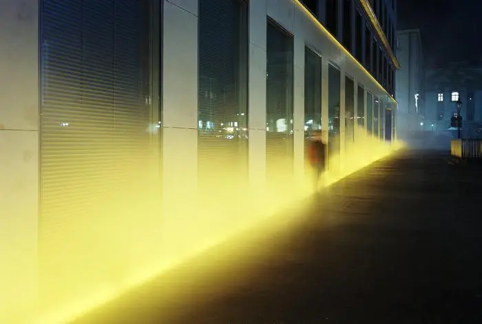Die Installation 'Yellow fog' des dänischen Künstlers Olafur Eliasson entlang der Fassade der Verbund-Zentrale 'Am Hof' in Wien, die am 9. Oktober 2008 eröffnet wird (undatierte Aufnahme von einem Probelauf). Nach Einbruch der Dämmerung wird dann als Beitrag zur Kunst im öffentlichen Raum für etwa 40 Sekunden in gelbes Licht getauchter Nebel die Eingangsfassade entlang in die Höhe steigen. ACHTUNG: Verwendung nur im redaktionellen Zusammenhang mit der Berichterstattung über Yellow Fog in Wien und mit Urhebernennung Foto: Rupert Steiner (zu dpa-Korr.-Bericht: '´Yellow Fog» von Olafur Eliasson in der Wiener Innenstadt' am 22.07.2008) +++(c) dpa - Bildfunk+++