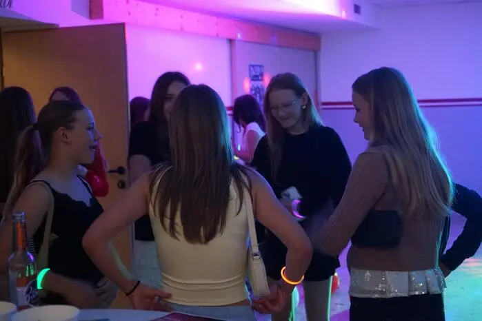 Dort fand eine Jugenddisco statt, die den Jugendlichen erste Fortgeherfahrungen in einem geschützten Rahmen ermöglichen sollte.