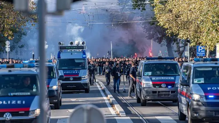 Fanmärsche vor einem Spiel in Liebenau sind man gewohnt, dieses Mal marschieren die Fenerbahce-Anhänger