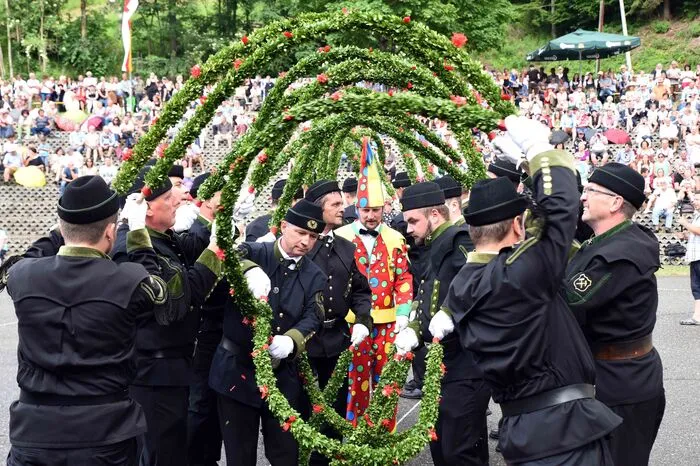 Die berühmten Figuren, Schritte, und Bewegungen des Reiftanzes erinnern an die ARbeit im Stollen. Gezeigt werden dabei "Purzelsprung", "Schneckengang", das "Radl", das "Über-Reif-Springen", "Unterschlagen", "Brückenspringen", "Über-Reif-Gehen"