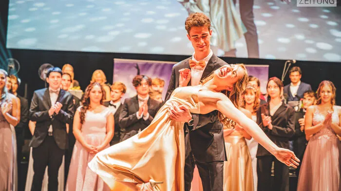Die Maturantinnen und Maturanten des GIBS führten ihre Gäste in der Helmut List Halle durch eine rauschende Ballnacht.