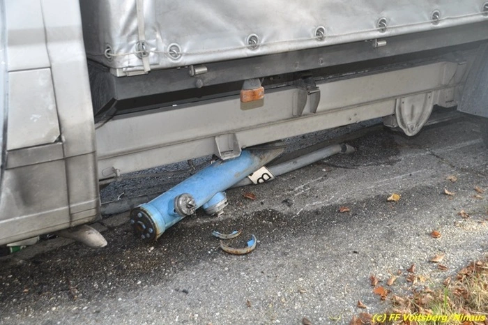 Dabei fuhr er ein Verkehrsschild um und riss einen Hydranten aus der Verankerung.
