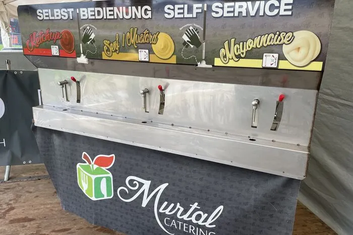 Nicht jeder Fan kann Deutsch - deshalb gibt es Soßen in Selbstbedienung.