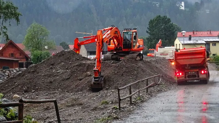 Bereits in den frühen Morgenstunden sind am 10 August die schweren Geräte im Einsatz.
