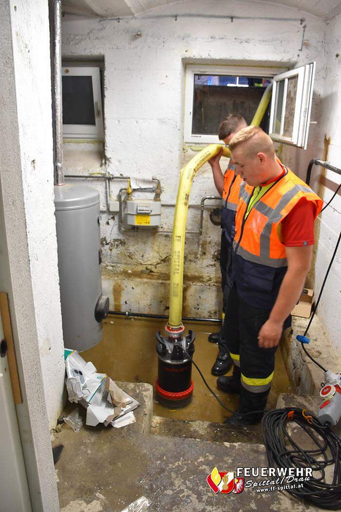 Die Feuerwehren im Bezirk Spittal wurden unter anderem zu überfluteten Kellern alarmiert